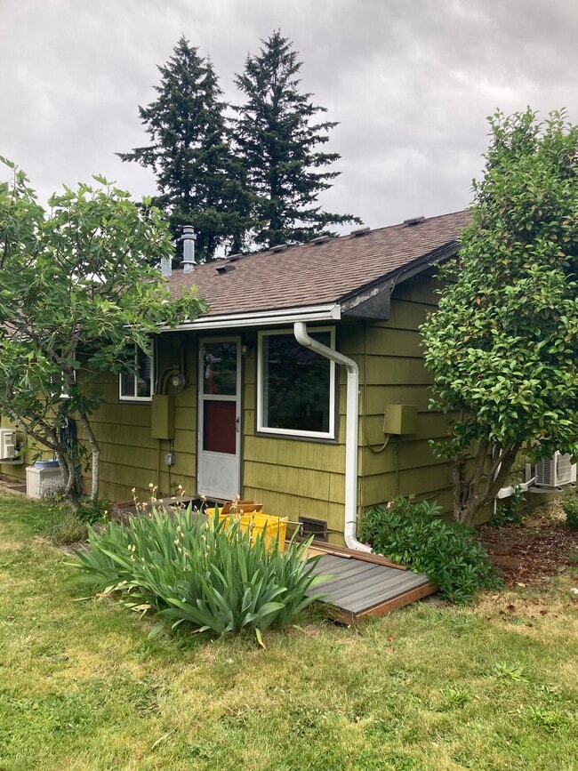 Building Photo - 5310 SE Schiller Street