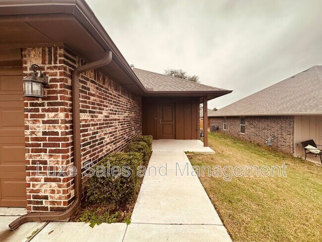 Building Photo - 1316 E Cavanaugh St