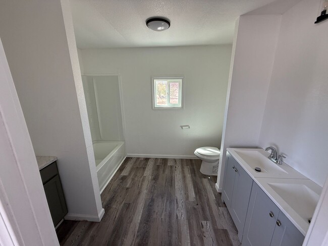 Building Photo - Beautiful fully remodeled 3 bedroom