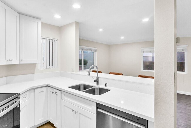 Foto del edificio - Beautiful one bedroom/one bath in the Verano community at UTC! Close to so much!