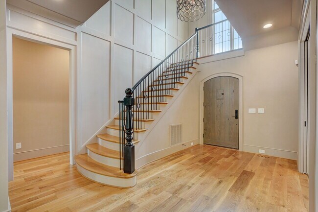Building Photo - 520 Calderbank Wy