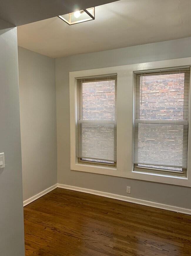 Foto del edificio - 6149-6151 S Evans Avenue