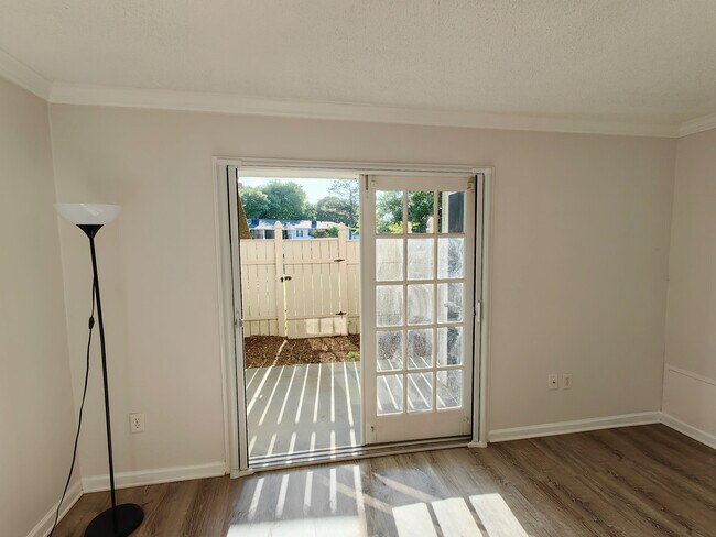 Pequeño espacio al aire libre - 1150 Collier Rd NW