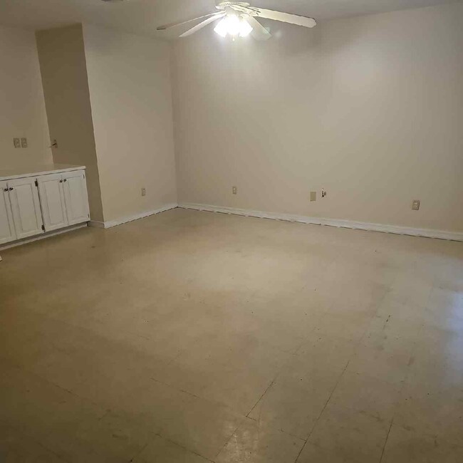 Building Photo - 3208 Sutton Dr