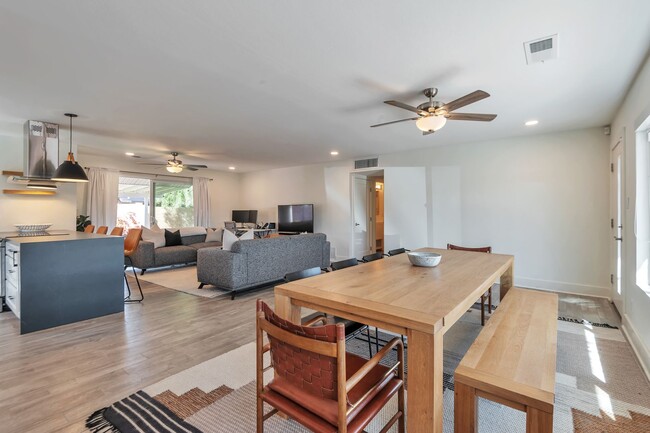 Building Photo - Updated and Spacious 3BED/2BATH Scottsdale Home