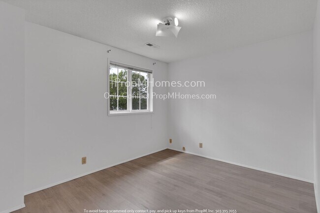Building Photo - Spacious Four Bedroom Home with Bonus Room...