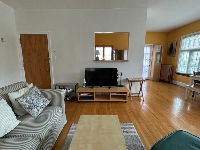 Foto 2 de la sala de estar - 815 E Huron St