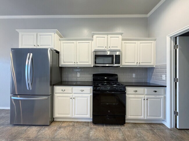 Foto del edificio - 17040 Hardwood Pl