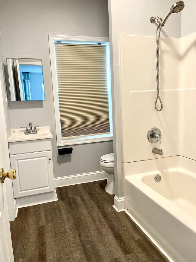 Baño 2 - 517 Mosby St