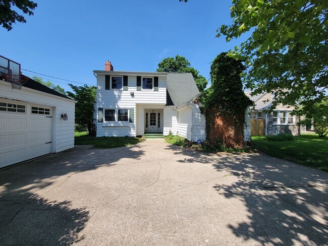 Building Photo - Large 4 bed, 1.5 bath, Over 2,000 square feet.