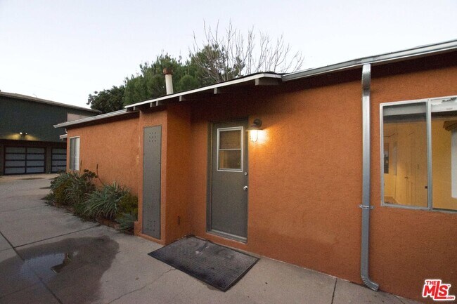 Building Photo - 2341 Meadowvale Ave