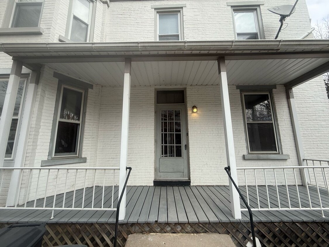 Primary Photo - 523 Cherokee St