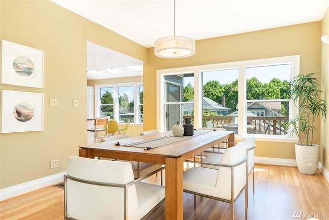 Dining - 1118 18th Ave E