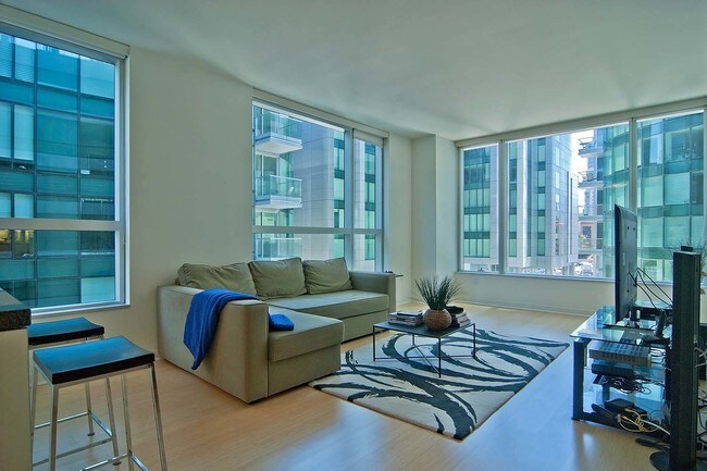 Building Photo - Rarely Available Condo at the Infinity