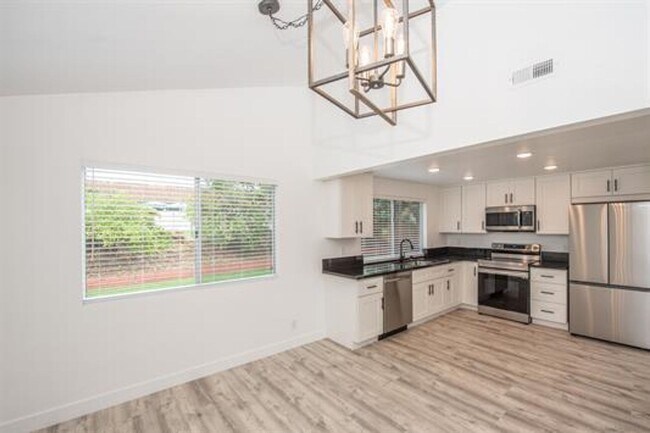 Foto del edificio - Encinitas 4br  2 car garage granite kitchen Huge Yard Home Remodeled TEXT 858-774-1574 $6290