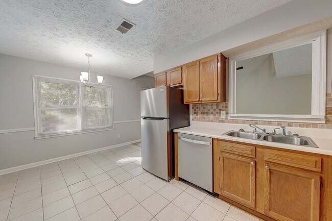 Foto del edificio - 3 bedroom End Unit Townhouse in Smyrna-New...