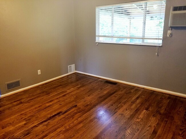 Building Photo - Cozy 3 Bedroom Home Near Hampden and I-25....