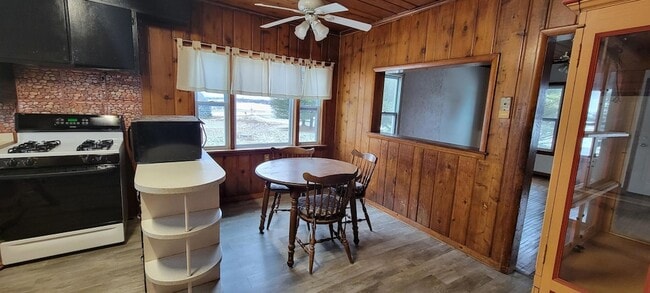 Building Photo - 2815 N Shore Dr