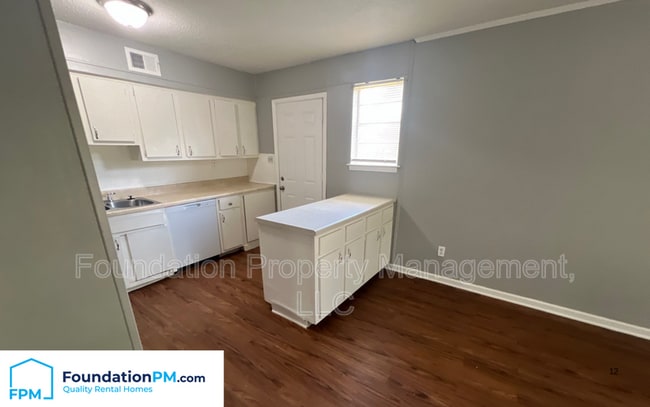 Foto del edificio - 3700 Firethorne Dr
