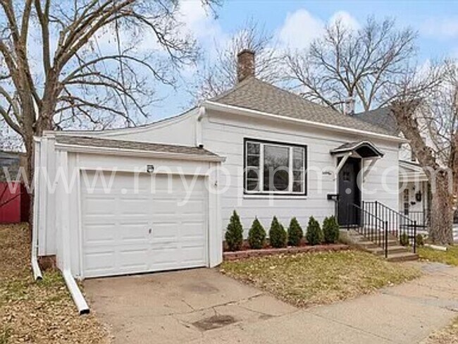 Building Photo - Charming 2 Bedroom House