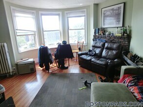 Building Photo - 879 Beacon St