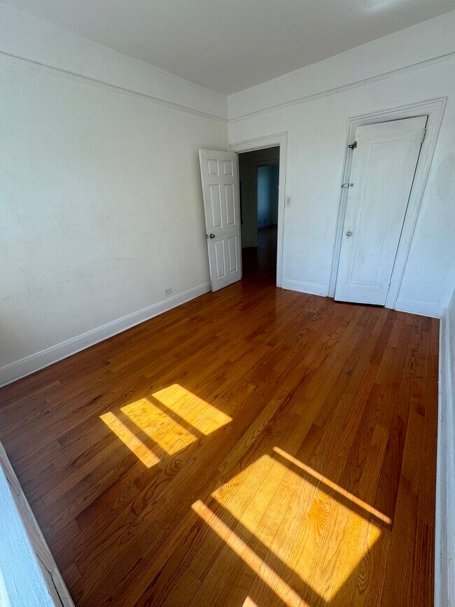 Foto del edificio - 2918 Laconia Ave