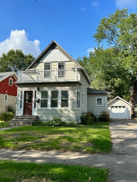Primary Photo - 1806 University Ave