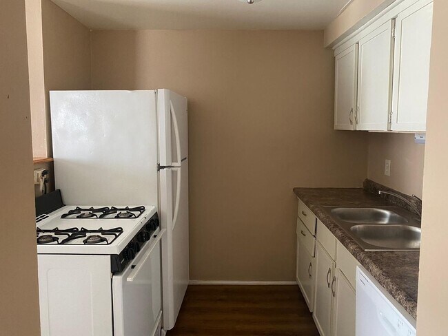 Foto del edificio - Large 2 Bedroom Townhouse with Basement