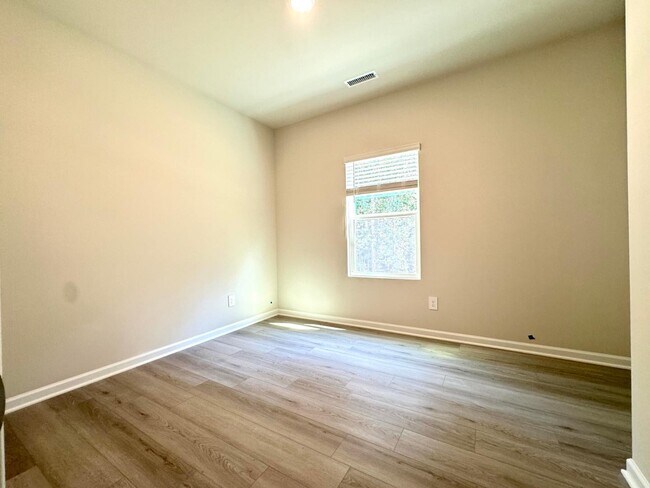 Building Photo - 4 Bedroom 3 Bath & Loft Single Family for ...
