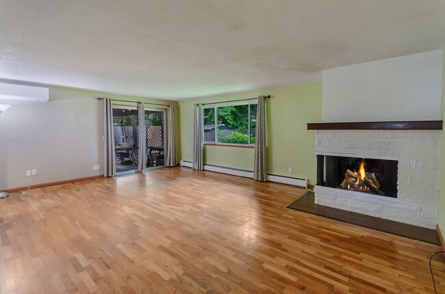 Building Photo - AVAILABLE NOW! RAMBLER W/HUGE FENCED BACK ...
