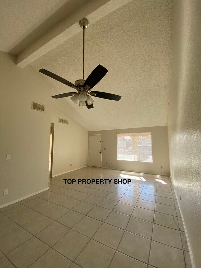 Building Photo - 2 BEDROOM CONDO!