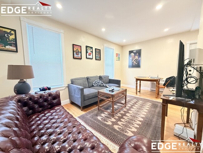 Building Photo - 5-7 Weitz Unit 7