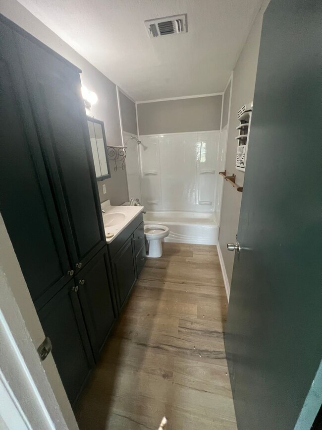 Building Photo - Affordable 3-Bedroom Home on a Spacious Co...