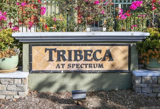 Foto del edificio - 8826 Spectrum Center Blvd