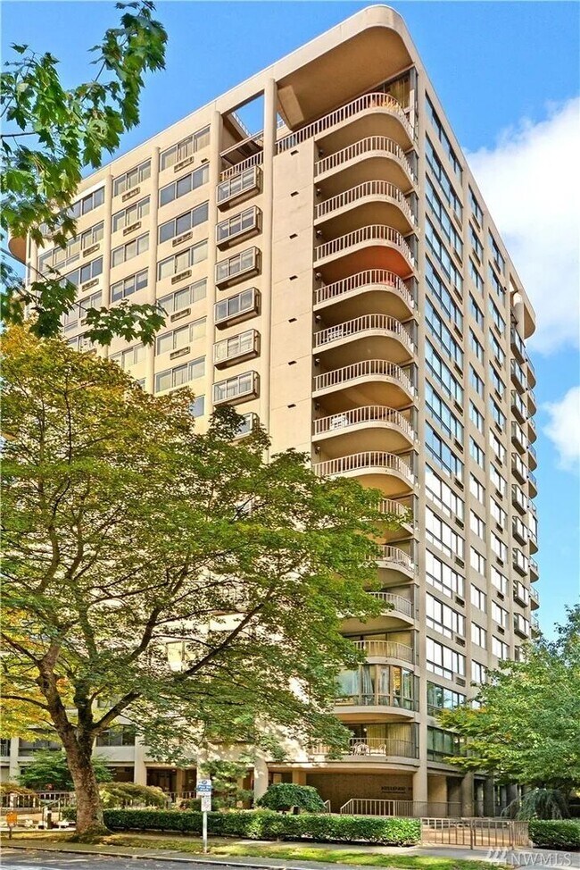 Foto del edificio - Spacious 2 Bedroom Condo with Private Balc...