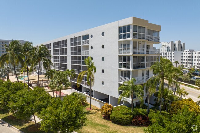 Building Photo - Le Frontenac Condominium