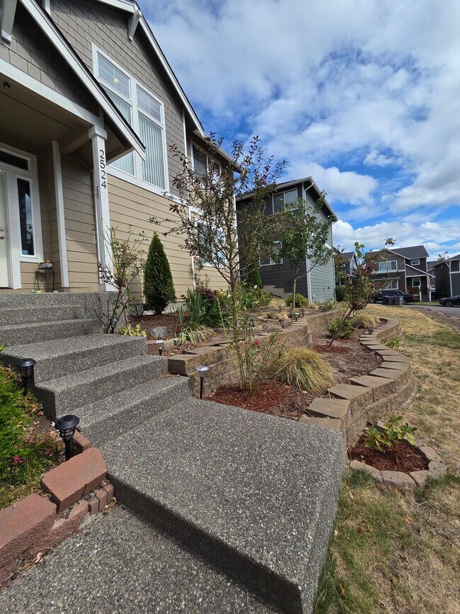 Foto del edificio - A Gardeners Paradise! Beautiful 4 Bed / 2.5 Bath for Rent near Manette!