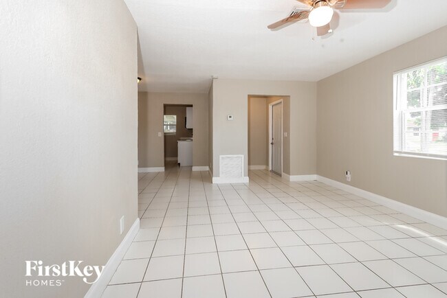 Foto del edificio - 2301 NW 1st St