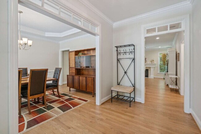 Foto del edificio - Furnished 4 Bed/3 Full Bath Home in Cary!