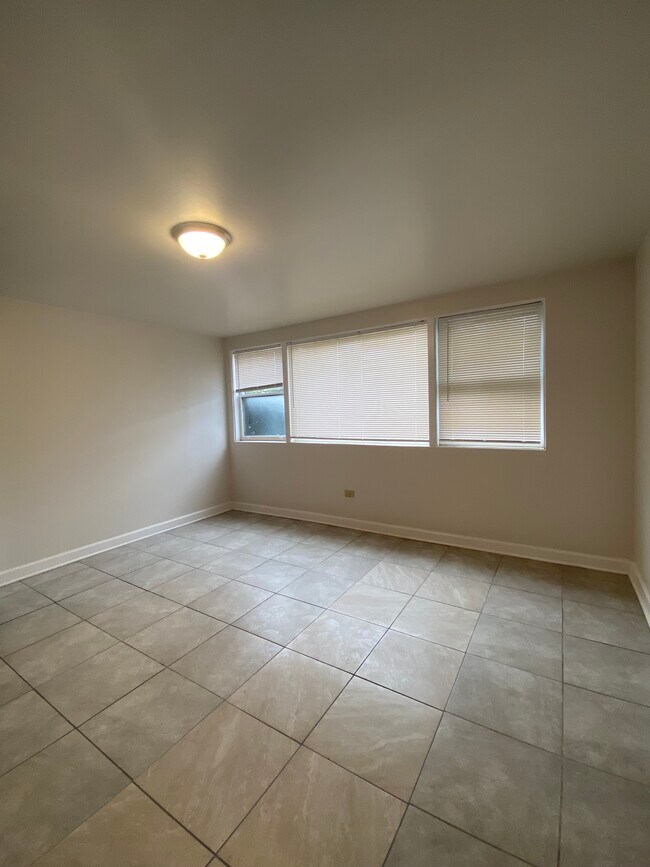 Foto del edificio - 6801 W Montrose Ave