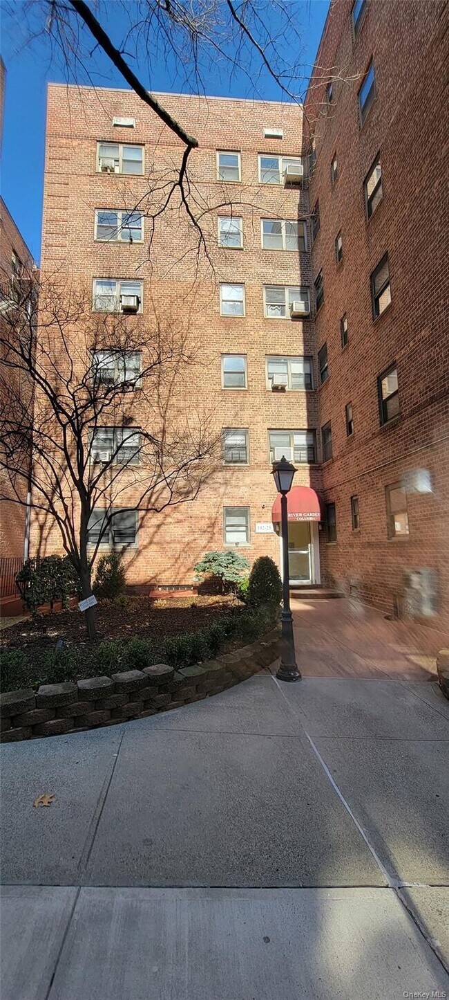 Foto del edificio - 102-25 67th Rd