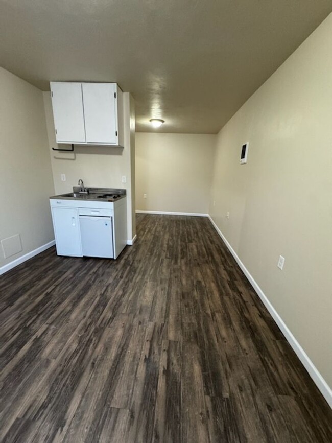 Building Photo - Modern studio apartment in Springfield on ...