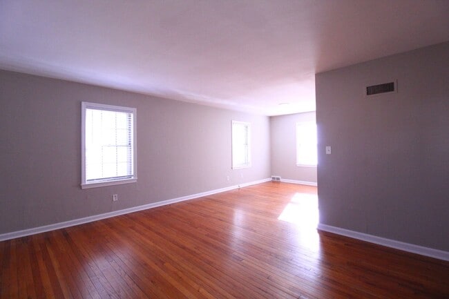 Foto del edificio - January FREE On This 2 Bedroom 1 Bath Duplex In The Waldo Area