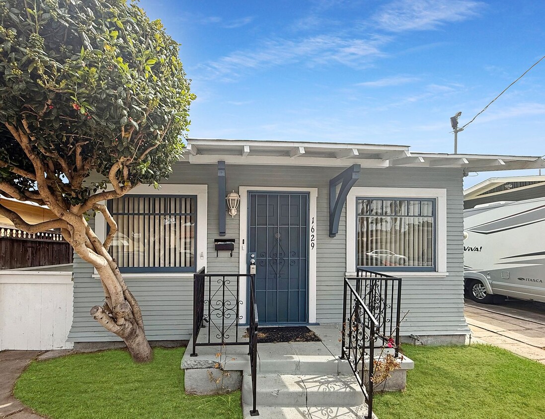 Primary Photo - Perfectly located 1 Bd/1Ba house with a bo...