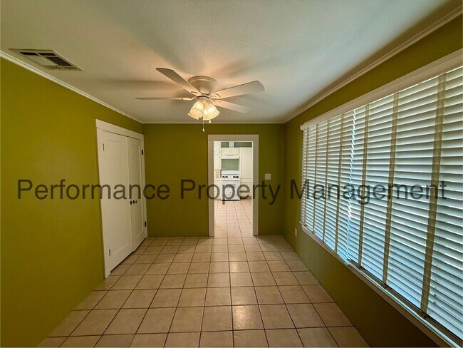 Foto del edificio - Gorgeous 3 Bed/2 Bath Taft Home w/ Finished Basement, 3 Car Garage & $0 Deposit Option