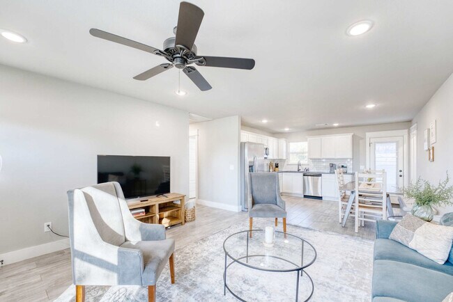 Building Photo - 214 NW L St