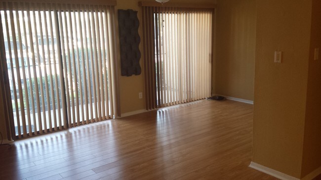 Building Photo - 2820 S Bartell Dr