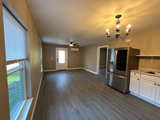 Cocina/Sala de estar desde la cocina - 47370 Vena Dr