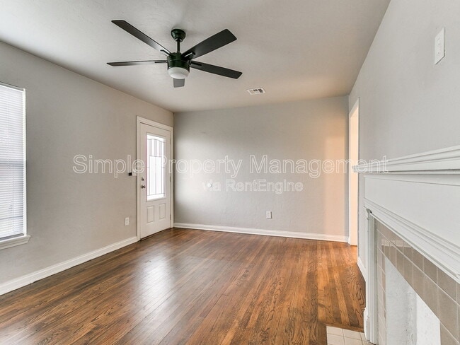 Photo - 512 W Lockheed Dr House