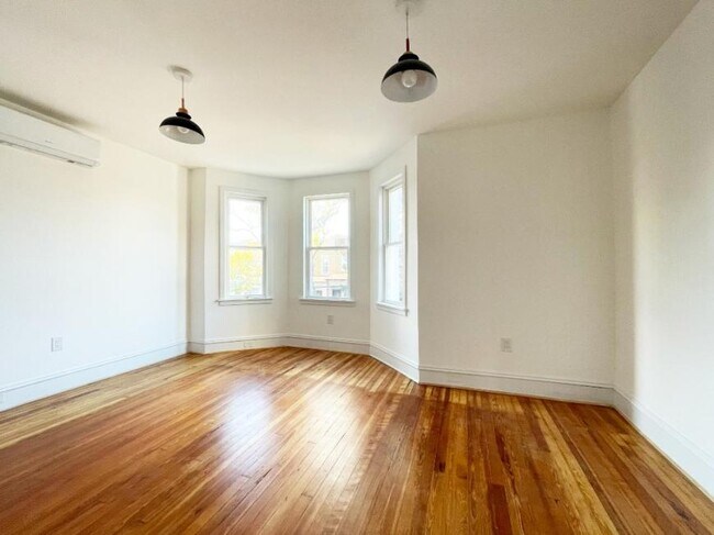 Foto del edificio - 2 bedroom in MASPETH NY 11378